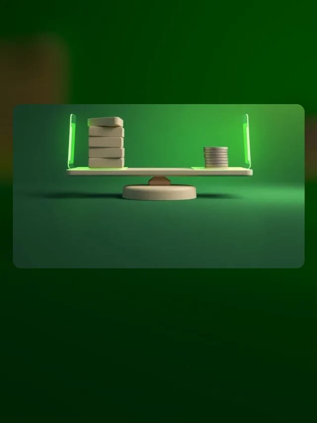 Balança de dois pratos com blocos empilhados de um lado e pilhas de moedas lisas do outro, em fundo verde escuro