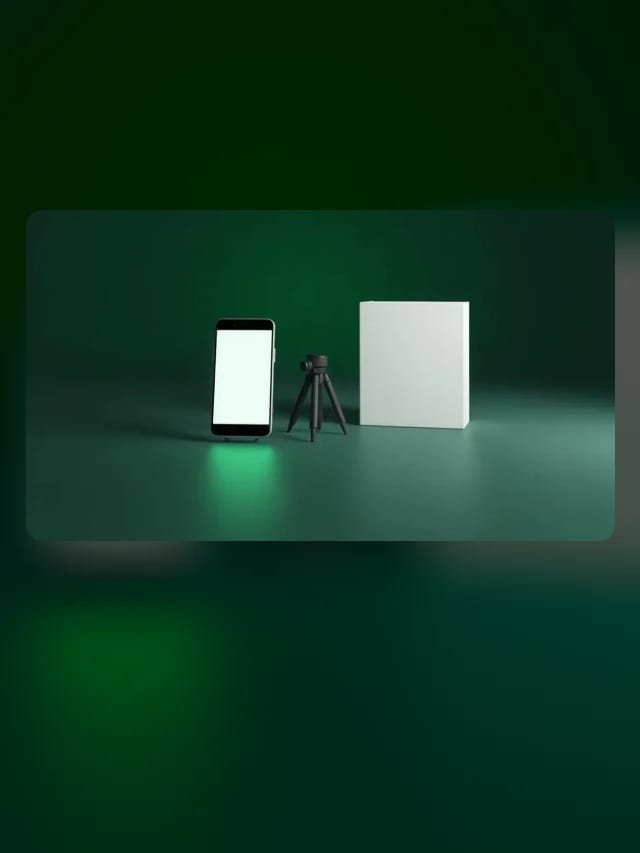 Celular com tela brilhante em branco apoiado em tripé ao lado de uma caixa de produto, em fundo verde escuro